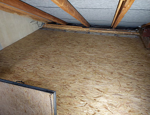 Zateplení stropu řadového rodinného domku pomocí foukané izolace